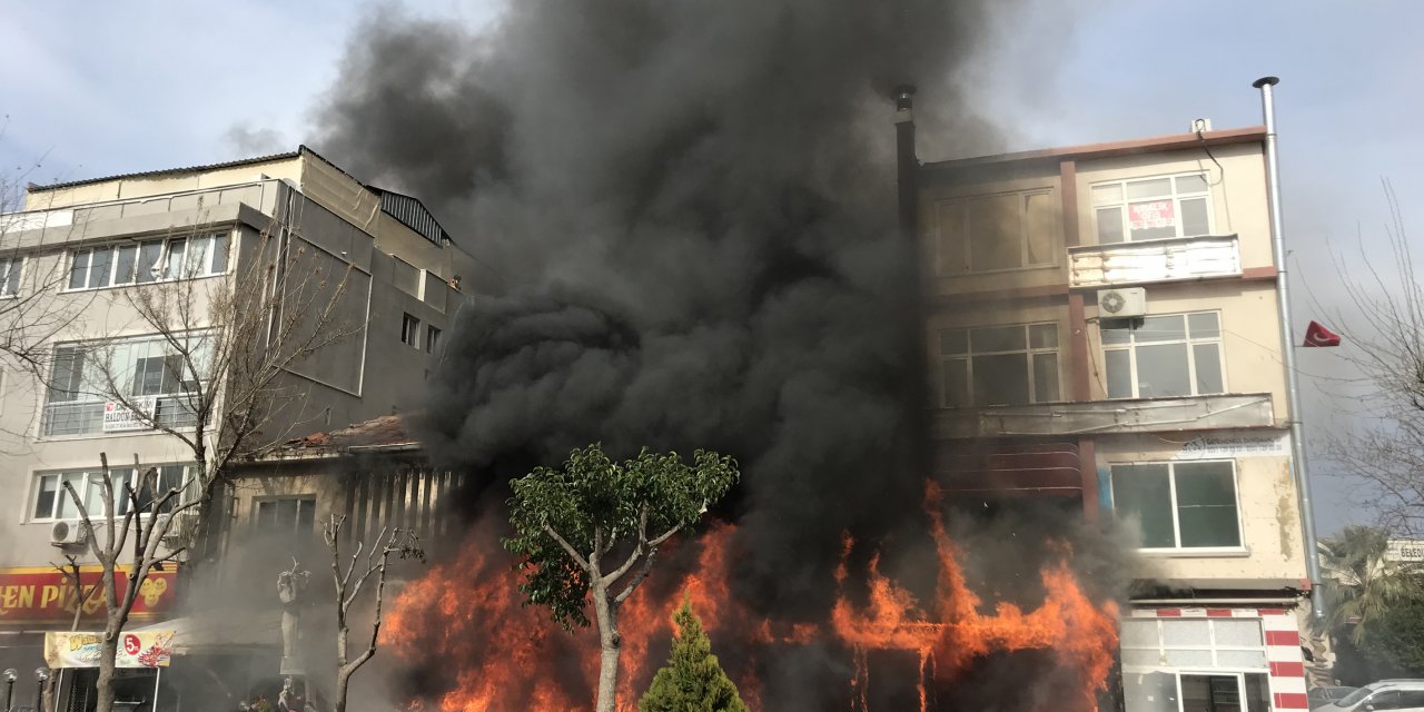 Çanakkale'de iş yeri yangını hasara neden oldu