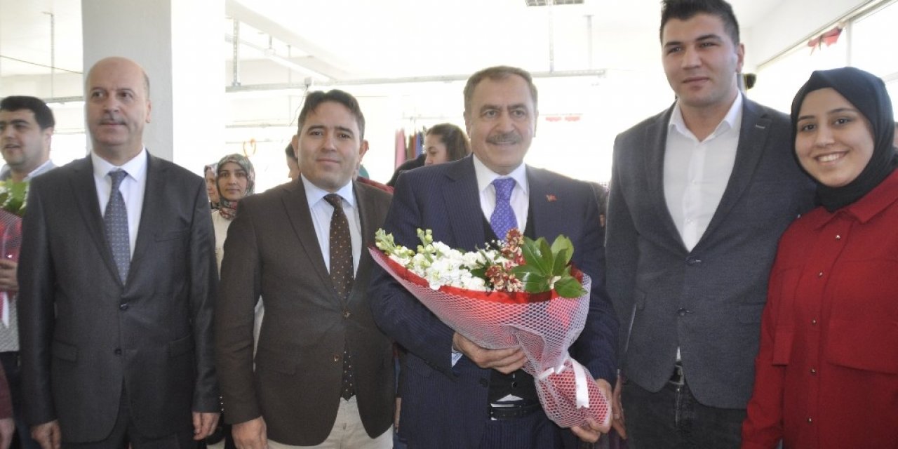 Eski Bakan Eroğlu memleketi Şuhut’ta tekstil atölyesinin açılışına katıldı