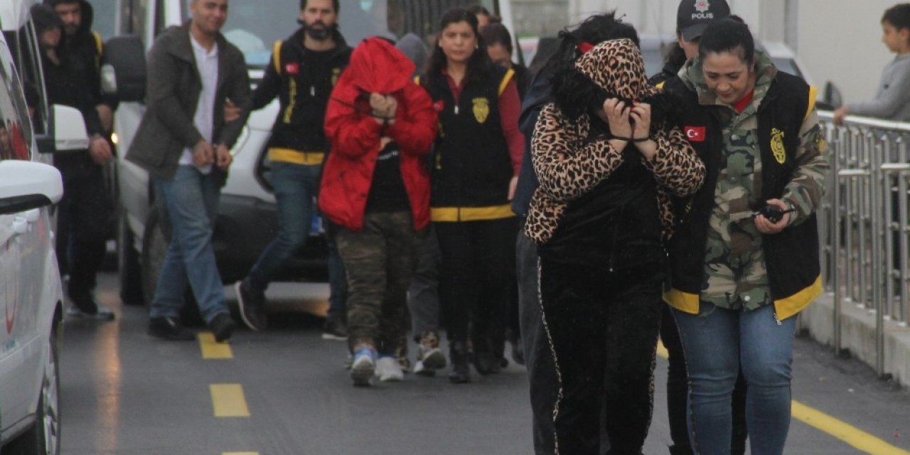 Adana’da fuhuş operasyonunda 23 zanlı adliyeye sevk edildi