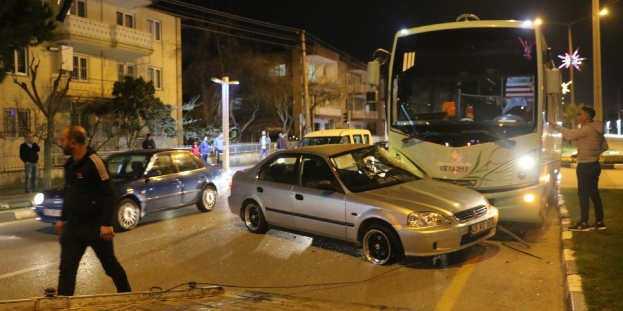 Manisa’da halk otobüsüyle otomobil çarpıştı