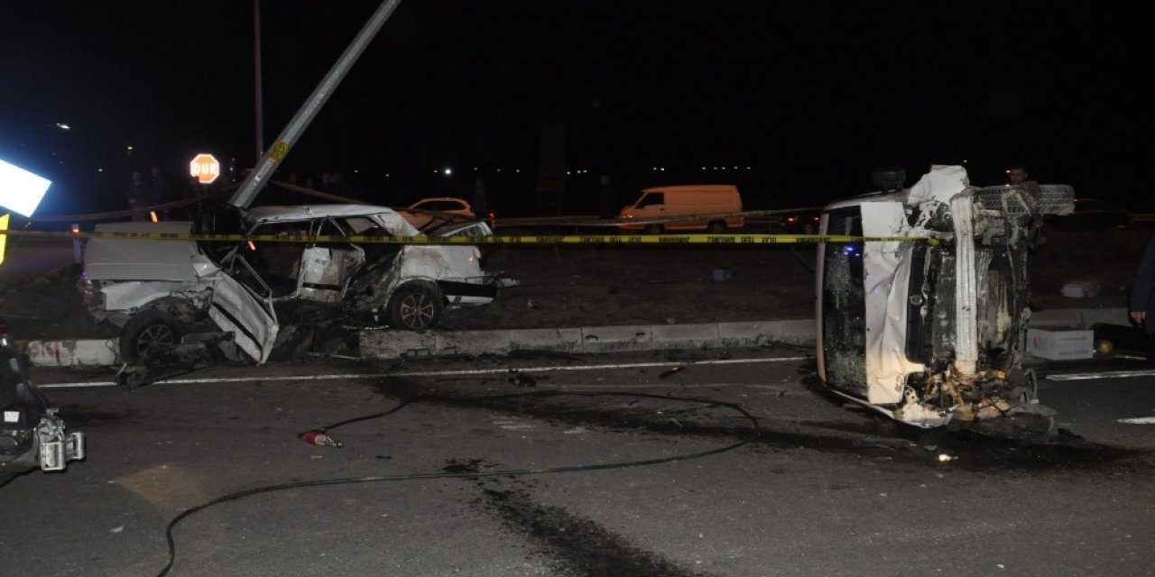 Hafif ticari araçla otomobil çarpıştı: 1 ölü, 9 yaralı