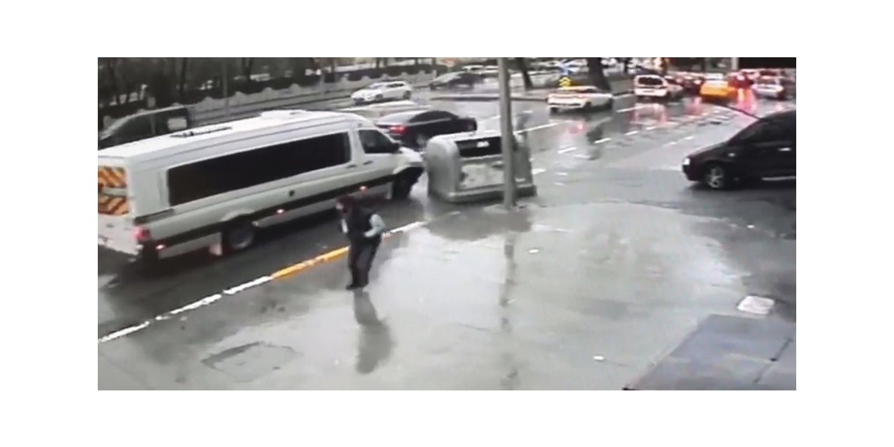 İstanbul’da öğrenci servisiyle ilginç kaza kamerada