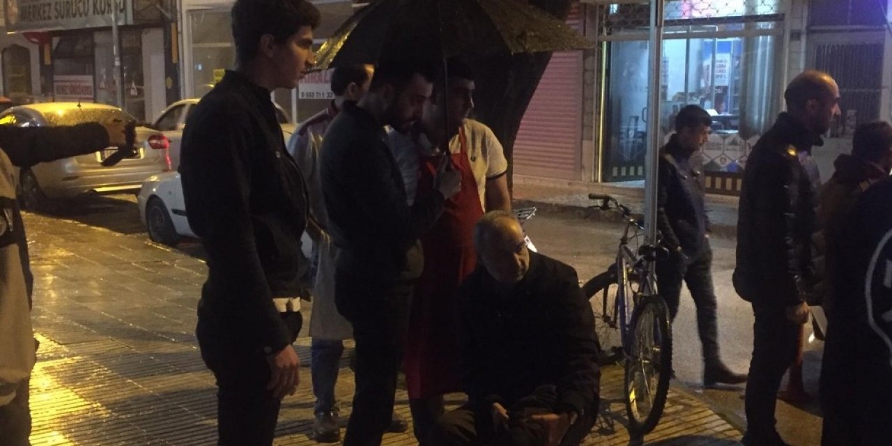 Yaralı bisiklet sürücüsüne şemsiyeli koruma