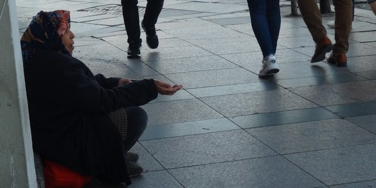 Taksim’de dilenci kadın yarım günde 250 lira topladı