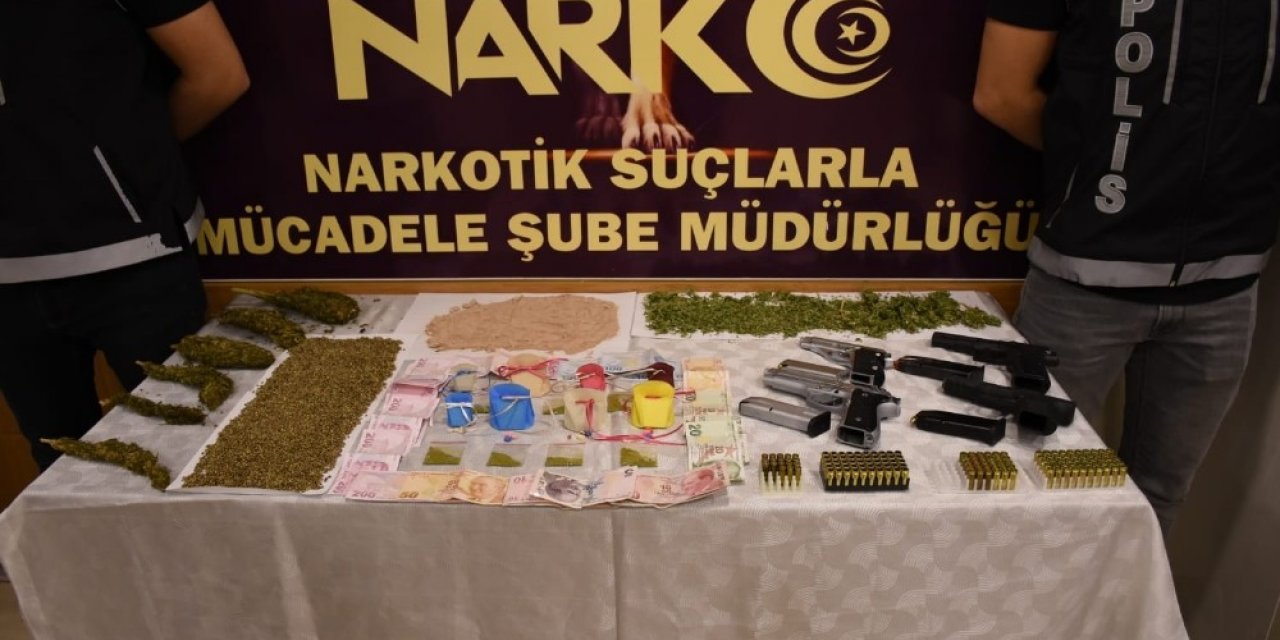 Narkotik operasyonunda “kuyumcu torbacı” kıskıvrak yakalandı