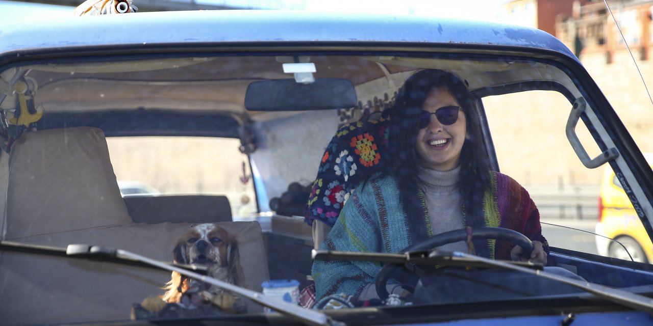 Karavana çevirdiği minibüsle hayallerinin peşinden gidiyor