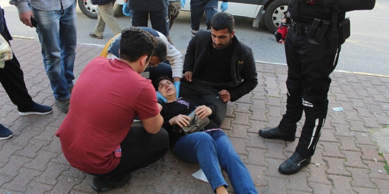 Kaldırımda yürüyen kadına motosiklet çarptı