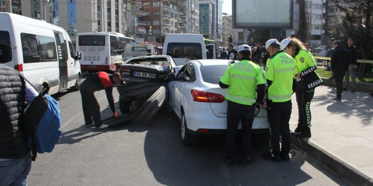 Diyarbakır’da zincirleme trafik kazası: 10 yaralı
