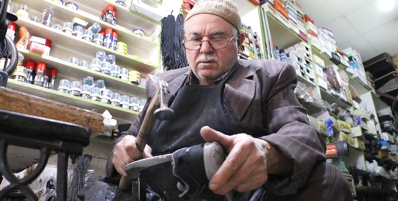 'Eskici Dede' yarım asırdır ayakkabı tamir ediyor 