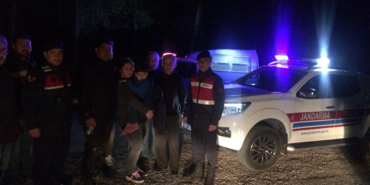 Araçları çamura saplanıp yolunu kaybeden baba oğul kurtarıldı