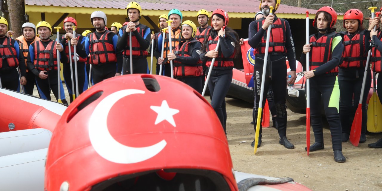 Raftingciler Dünya Kadınlar Günü'nü karanfil dağıtarak kutladı