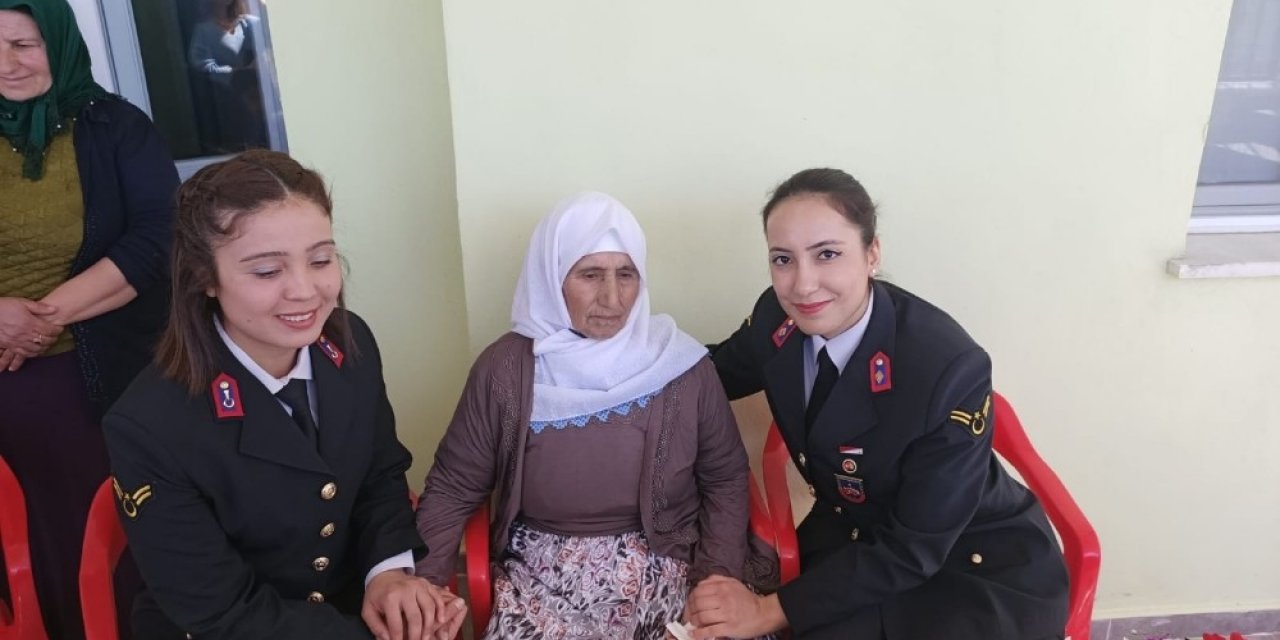 Jandarma’dan 107 yaşındaki nineye Kadınlar Günü sürprizi