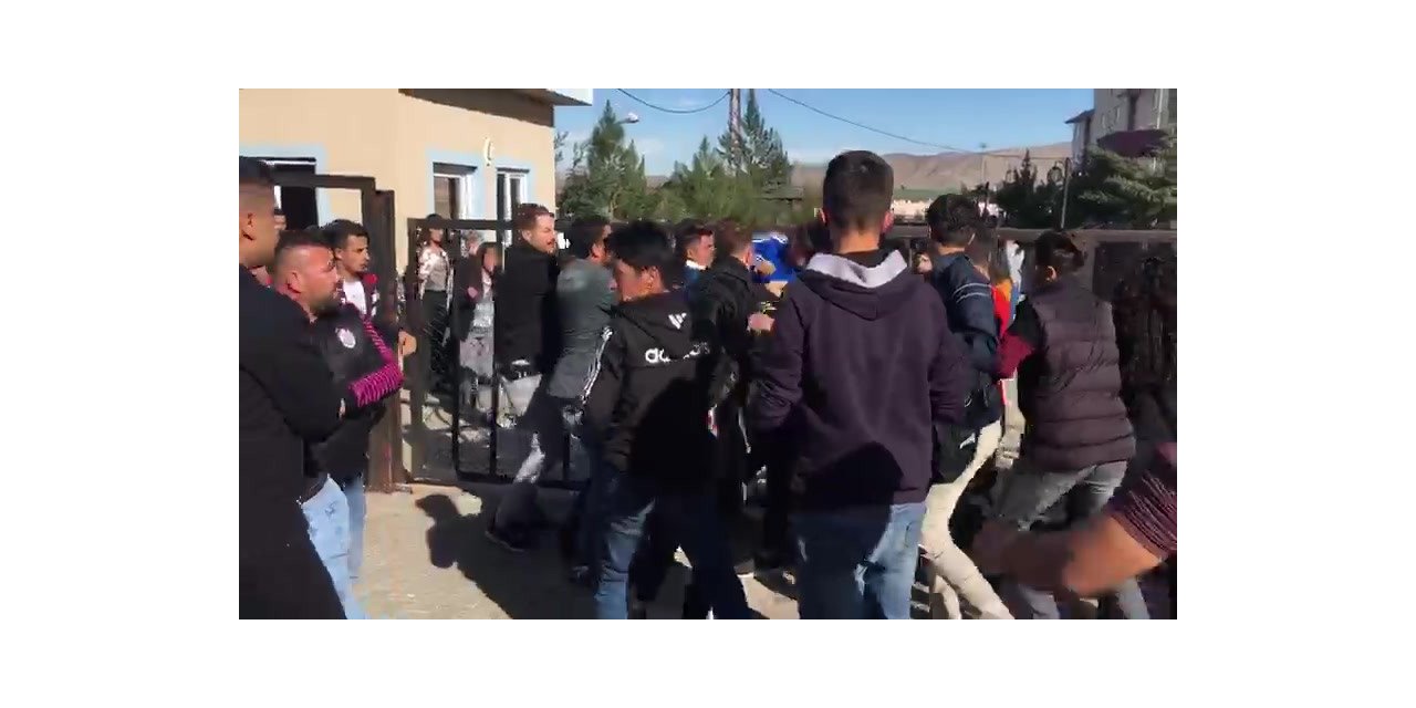 Öğrenciler kavga etti, polis ayırmakta güçlük çekti