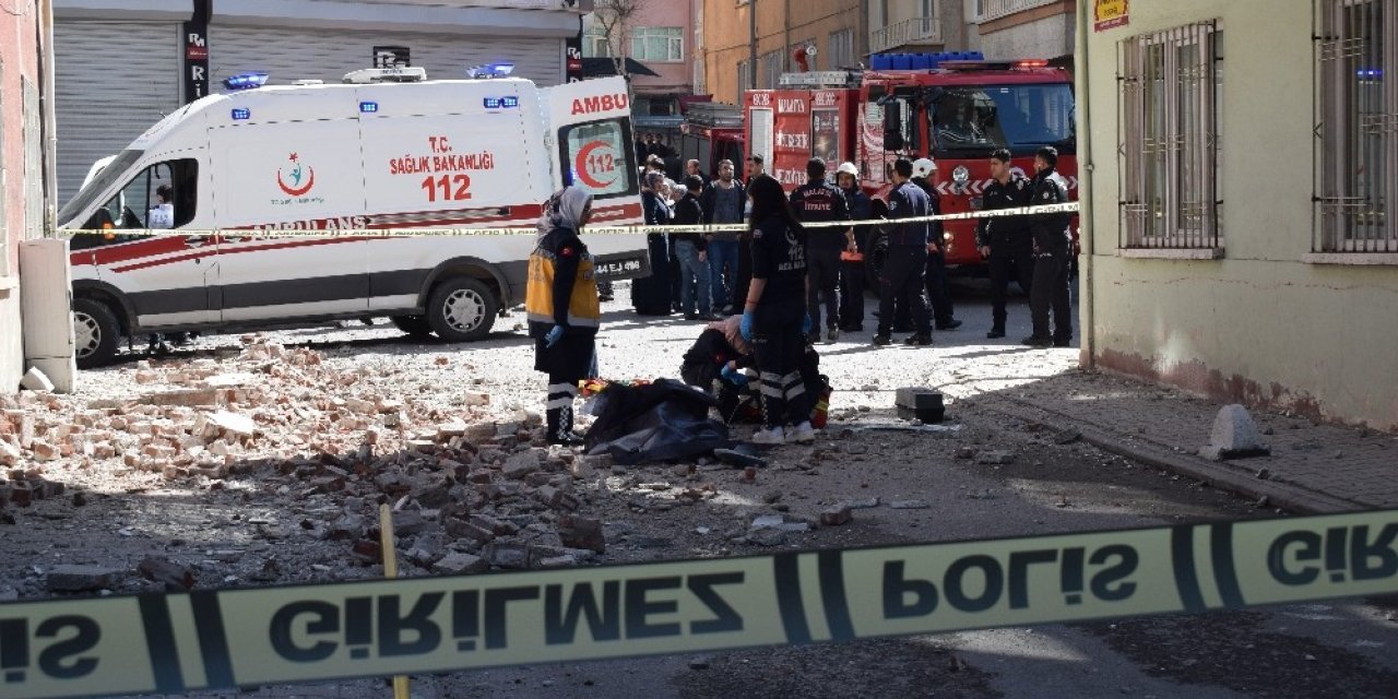 Malatya’da balkon duvarı çöktü: 1 ölü