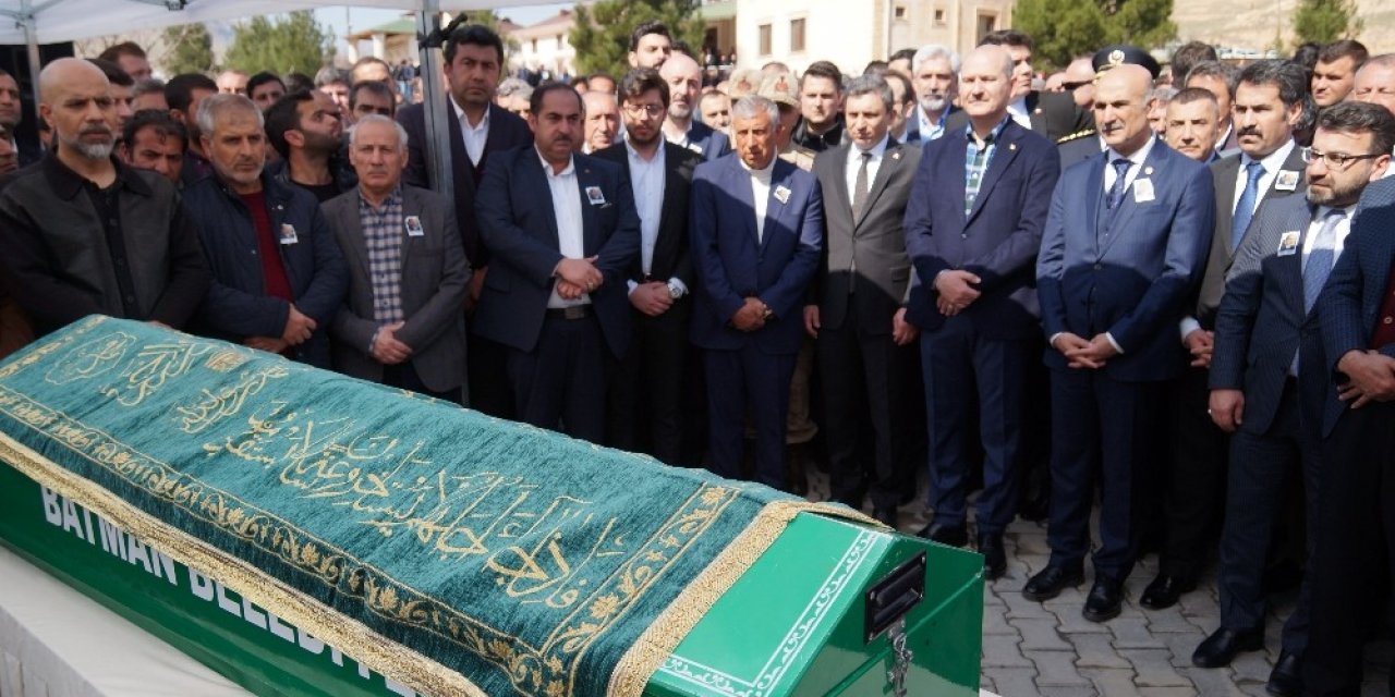 Bakan Soylu husumetli aileleri barıştırmak isterken hayatını kaybeden Ferit Özdemir’in cenazesine katıldı
