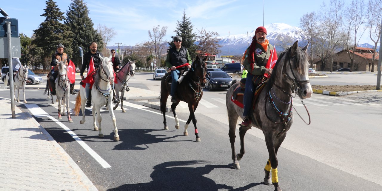 Isparta'da çiftçilerden Mehmetçiğe traktörlü destek konvoyu