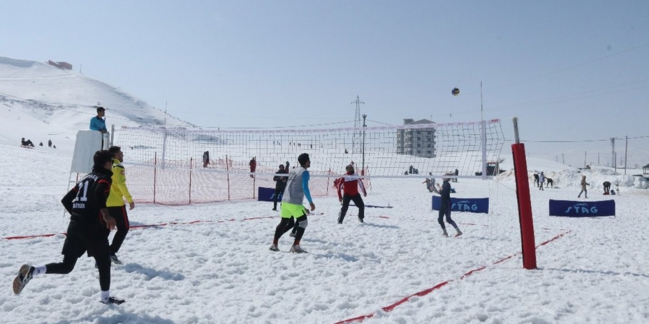 Bitlis’te ilk kez düzenlenen kar voleybolu büyük ilgi gördü
