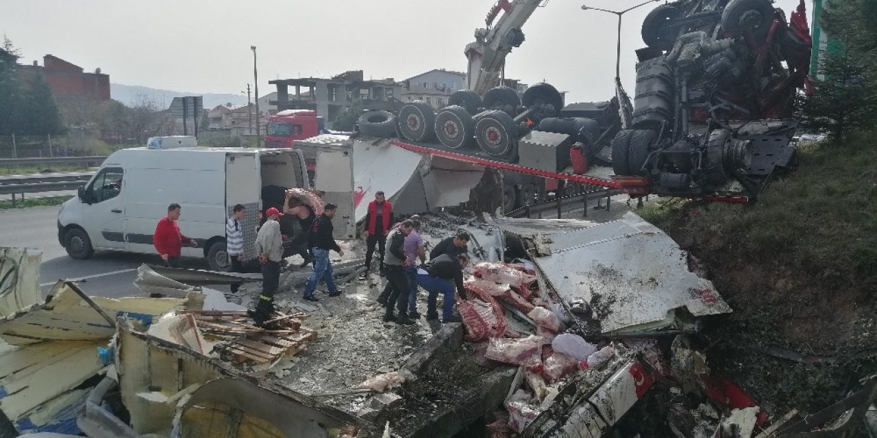 Tır devrildi! Yüzlerce kilo et yola saçıldı