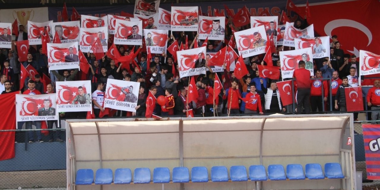 Futbol maçında taraftarlar İdlib şehitlerini andı, isimleri tek tek okundu