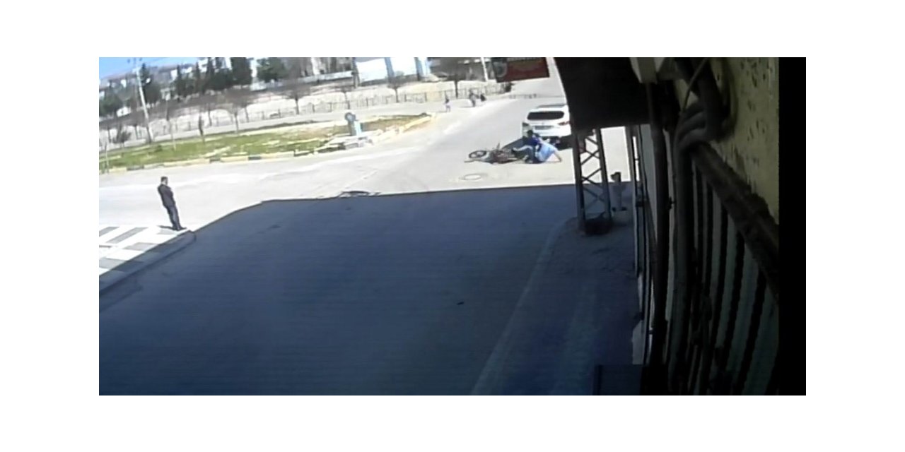 Motosikletin otomobile çarpma anı güvenlik kamerasına yansıdı