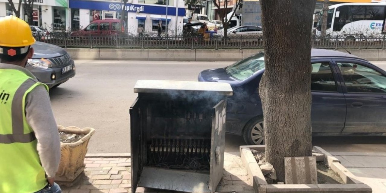 Cadde ortasında yanan elektrik trafosu korkuttu