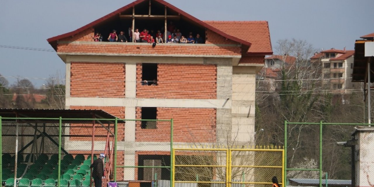 Cezalı maçta takıma destek için taraftarlar binanın tepesine çıktı