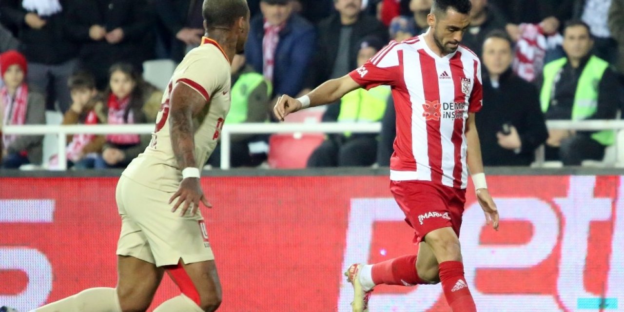Süper Lig: D.G. Sivasspor: 1 - Galatasaray: 2 (İlk yarı)