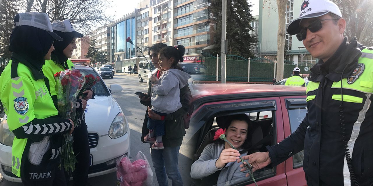 Trafik polisleri kadın sürücü ve yolculara karanfil dağıttı 