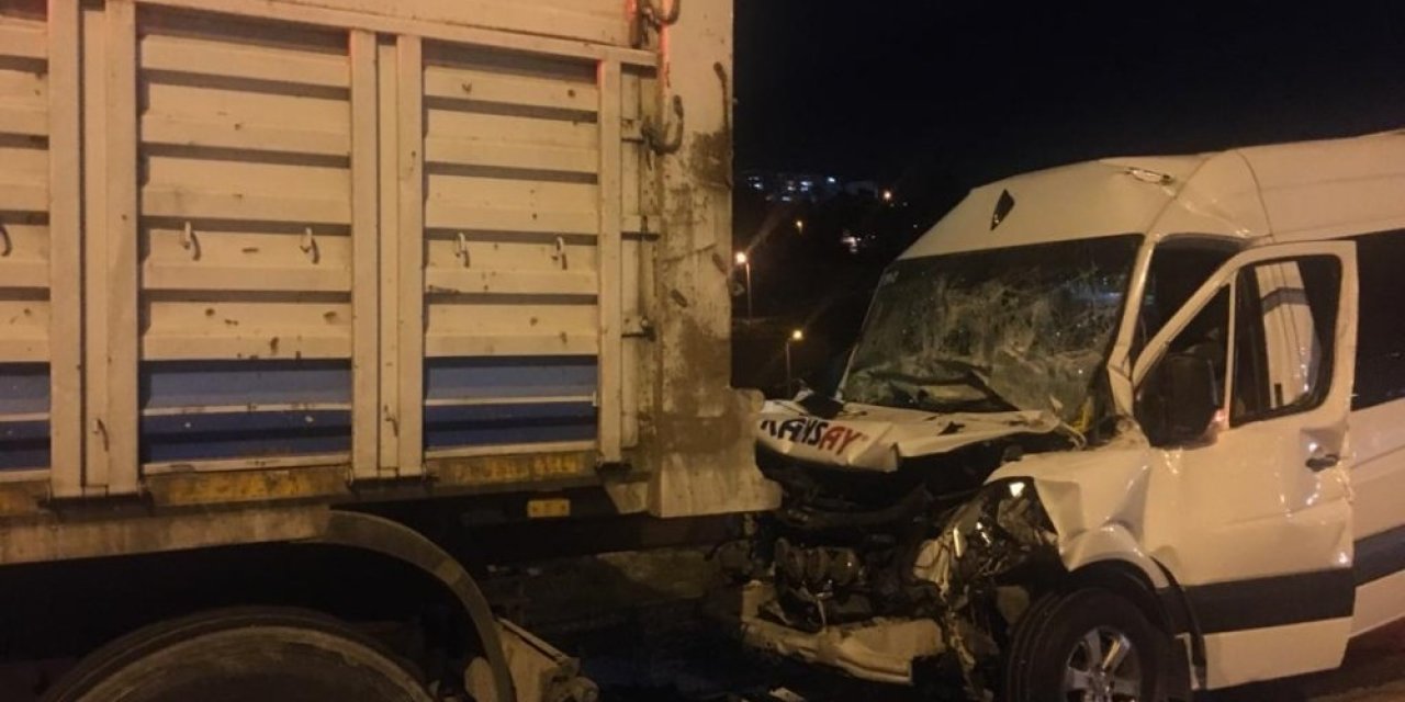 İşçi servisi seyir halindeki kamyona arkadan çarptı: 12 yaralı