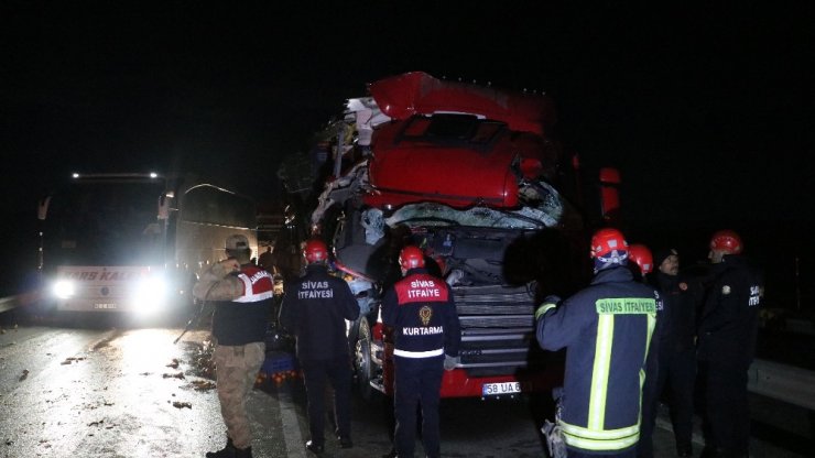 Hurdaya dönen tırdan sağ çıktı