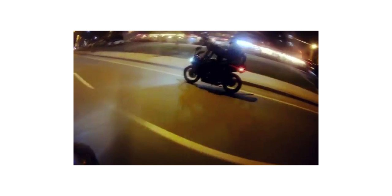 Motosiklette seyir halindeyken sürücü değiştirdiler