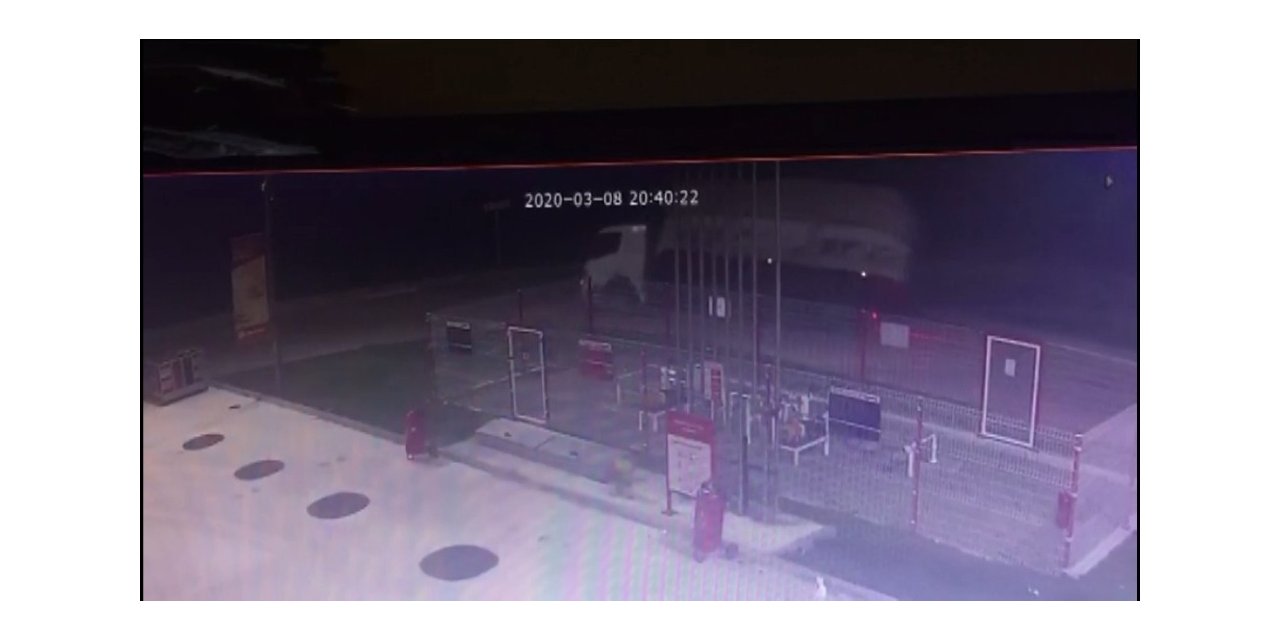 Damperi açılan odun kamyonu düz yolda böyle devrildi