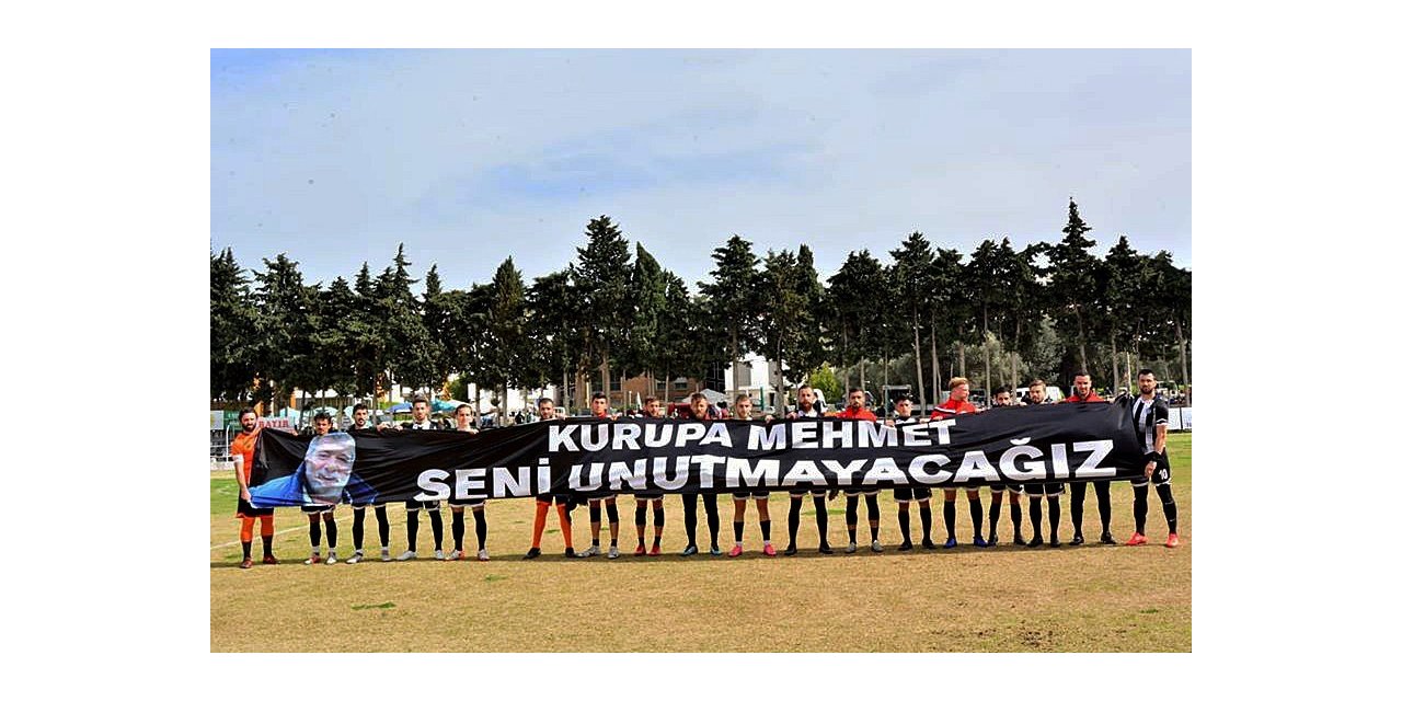 Toprağa verilen eski yönetici için futbolculardan anlamlı pankart