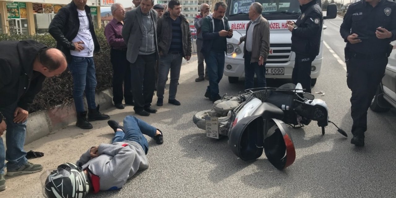 Bilecik’te motosiklet ile minibüs çarpıştı, 2 kişi yaralandı