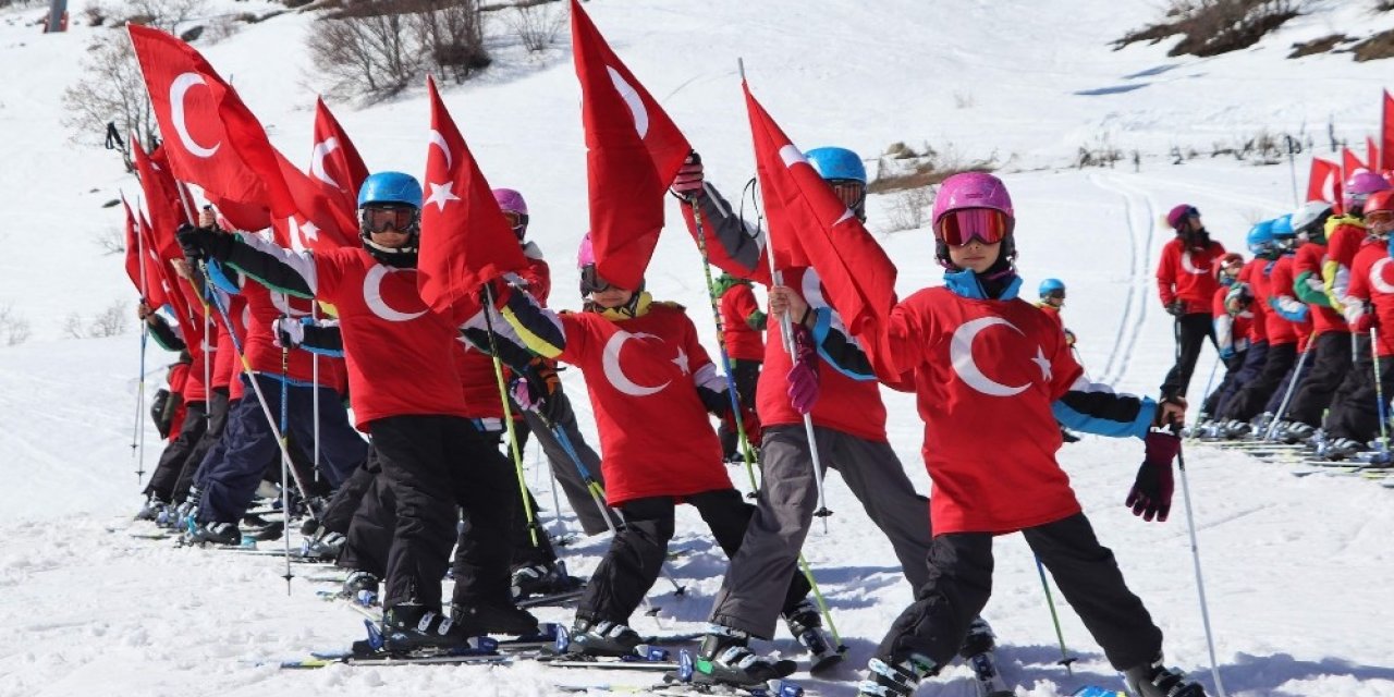 Şehitler için bayraklarla kaydılar