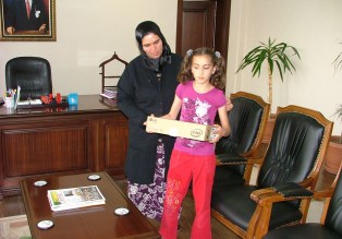 Gül'den minik Büşra'ya bilgisayar