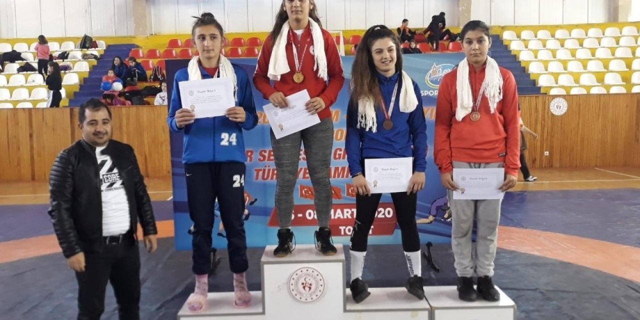 Kepezli güreşçilerin sırtı yere gelmiyor