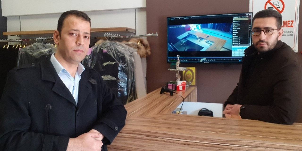 Müşteri gibi girdi, cüzdanı alıp gitti