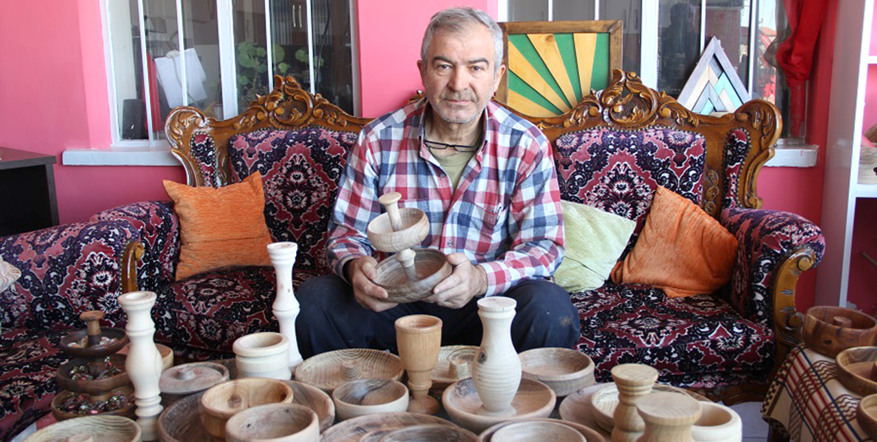 Ceviz ağacı ustasının elinde sanata dönüşüyor