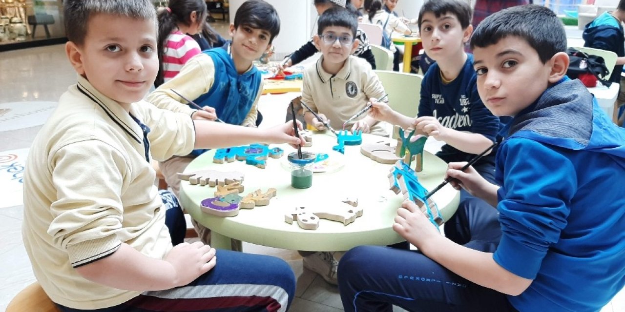 Ahşap oyuncakları hayallerindeki renklere boyadılar