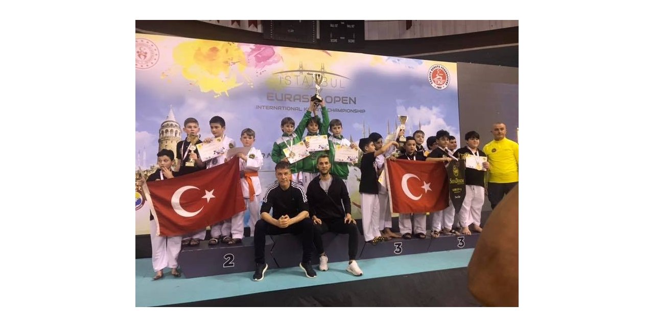 Mustafakemalpaşa  Belediyesporlu karateciler madalyaları topladı