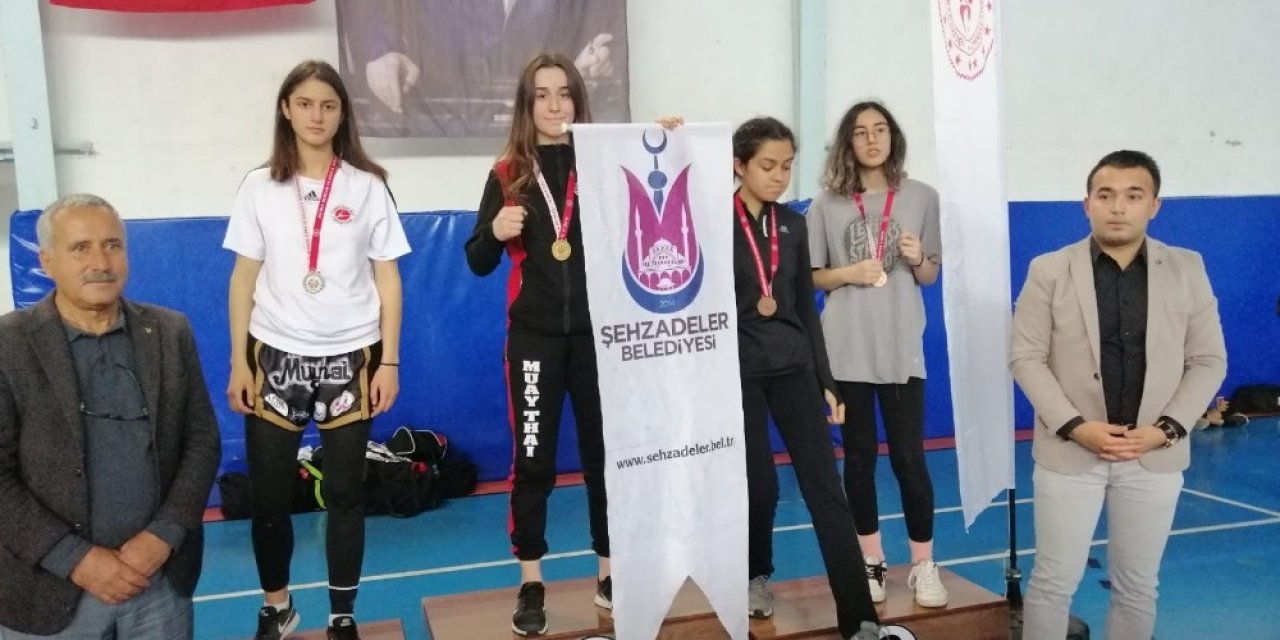 Şehzadeler’in kadınları kürsüye ambargo koydu