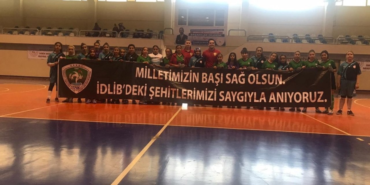 Köy okulunun kızlarının hokeyde başarısı parmak ısırttı