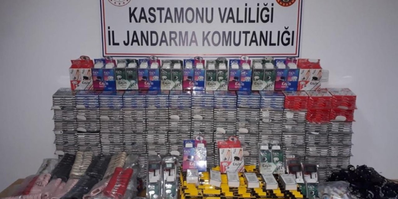 Piyasa değeri 162 bin TL kaçak ’telefon ve bilgisayar’ aksesuarları yakalandı