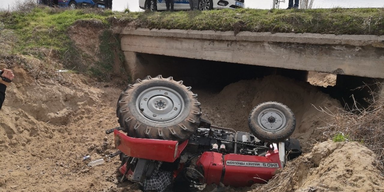 Traktör menfeze devrildi: 1 yaralı