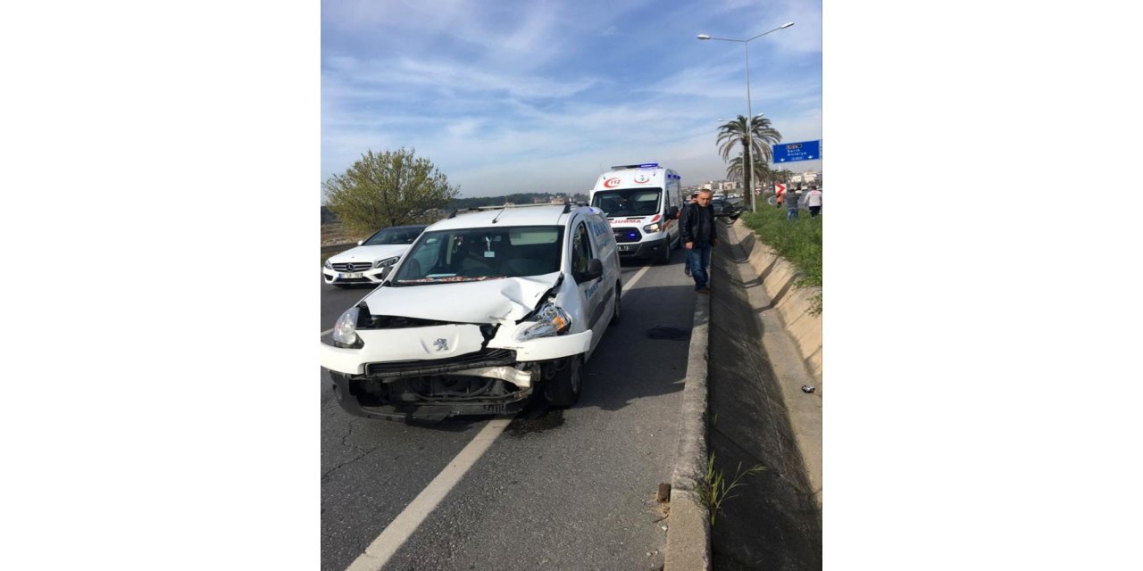 Lastiği patlayan otomobile ticari araç çarptı: 2 yaralı