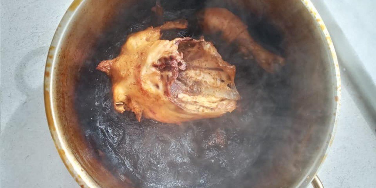 Ateşte unutulan tavuk evi yakıyordu