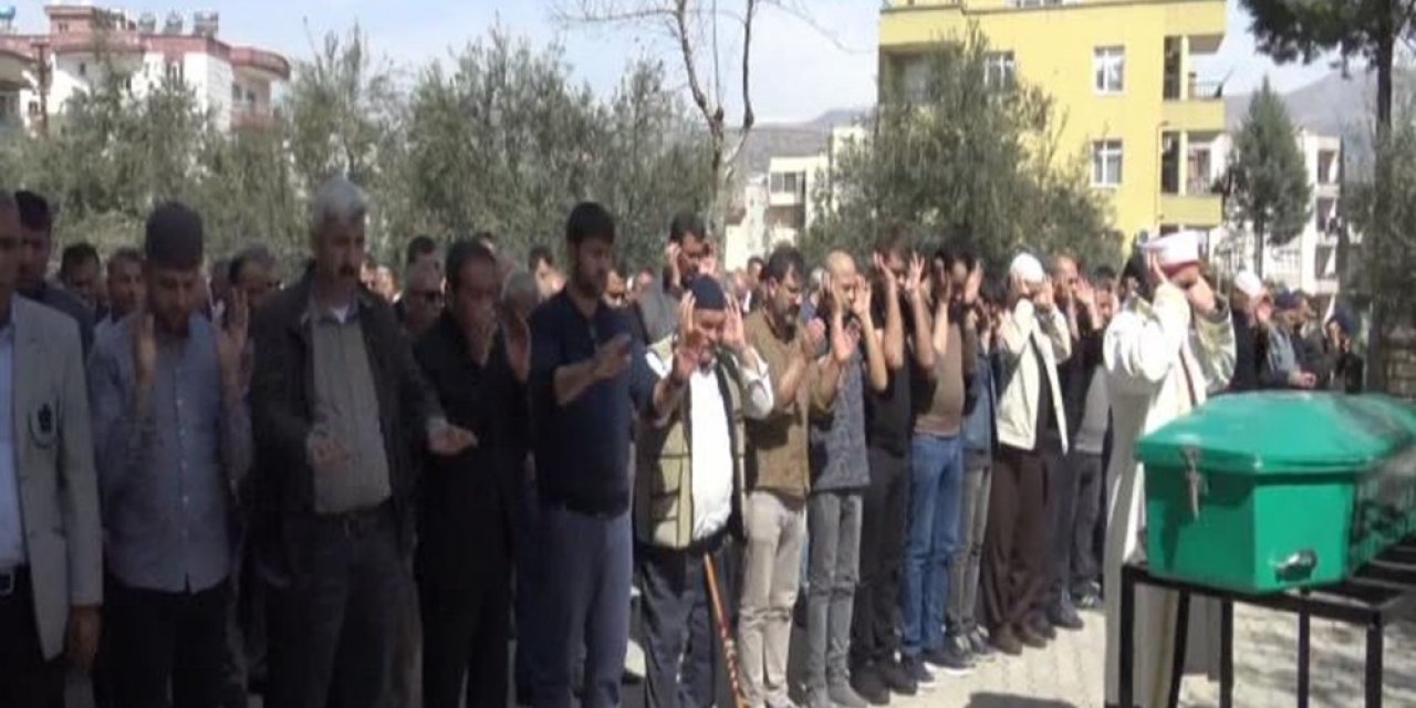 Fransa’da Korona virüsünden ölen Türk için memleketi Mersin’de gıyabi namazı kılındı
