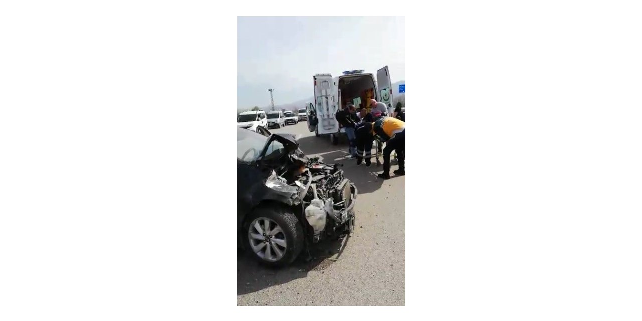 Tokat’ta kavşakta otomobille kamyonet çarpıştı: 3 yaralı