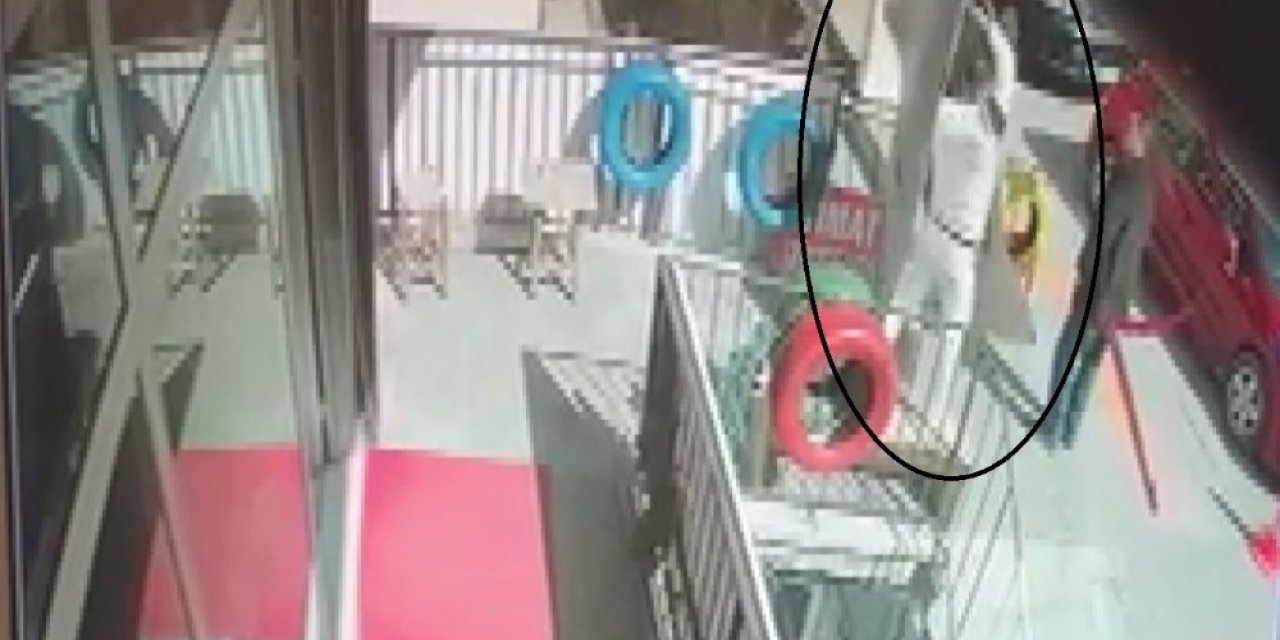 Çiçekçi dükkanının önünde üzerine halı düştü